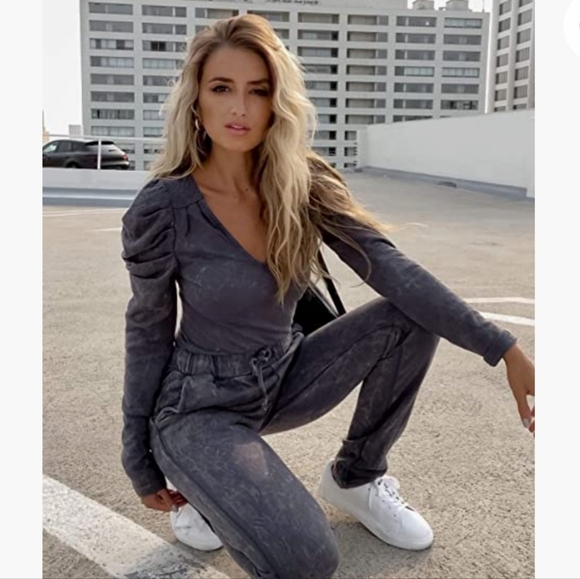 Kendall + Kylie womens Puff Sleeve V-Neck - Amazon Exclusive Sweatshirt - Picture 3 of 8